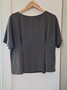 Uniqlo Short Sleeve Top in Taupe Size Medium